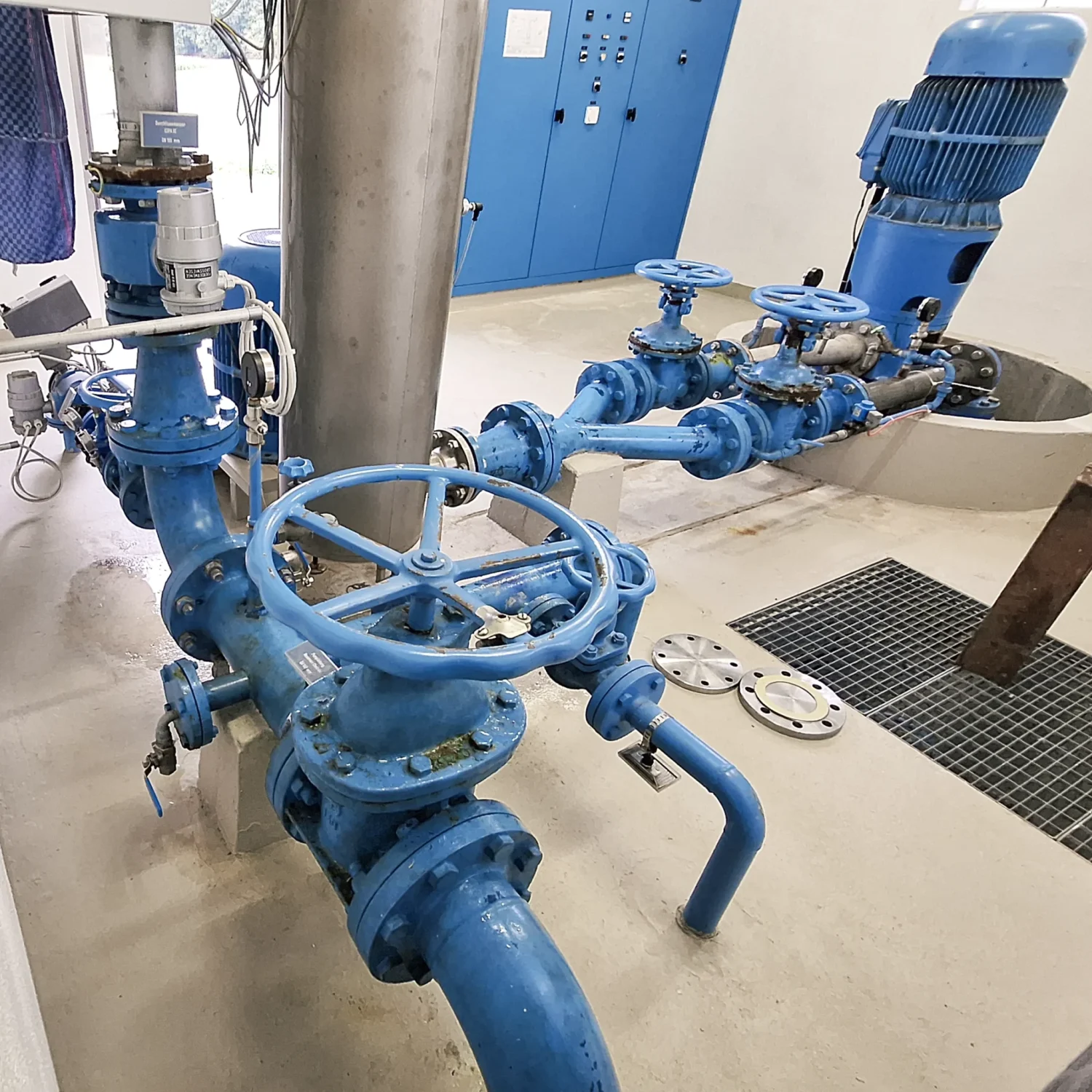 RWV Reiat-Wasserversorgung Lohn, Stetten, Büttenhardt | Blaue Rohre und Ventile